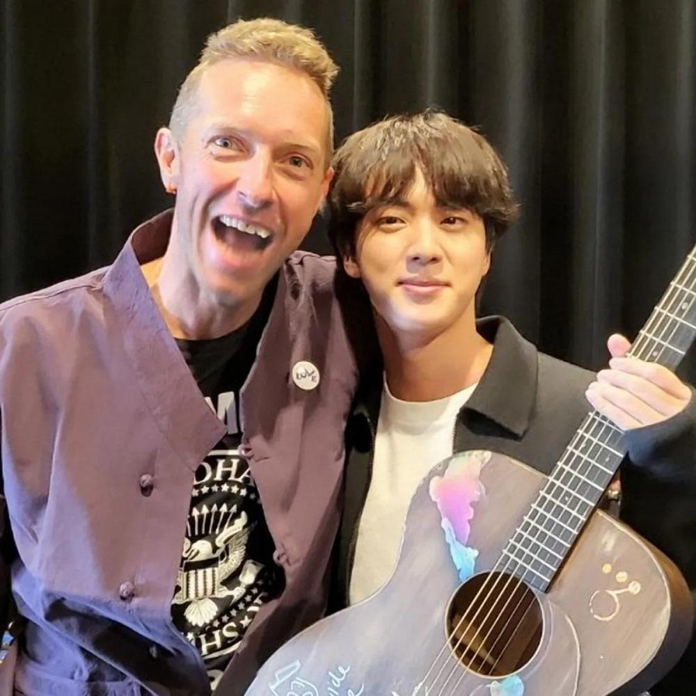 Coldplay主音Chris Martin送上簽名結他予Jin。