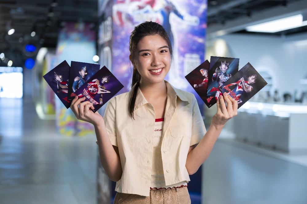 精選禮品│超人明信片(共3款,每款2張,各款式有指定換領日期。)│消費滿HK$100或以上 *1張即日收據。每人每次限換4份。