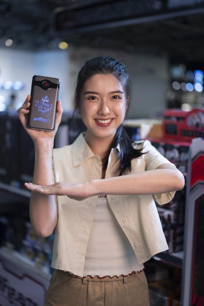 精選禮品│超人帝卡充電器│消費滿HK$3,000或以上+成為LCX會員 *最多5張同日收據。每名會員限換2份。