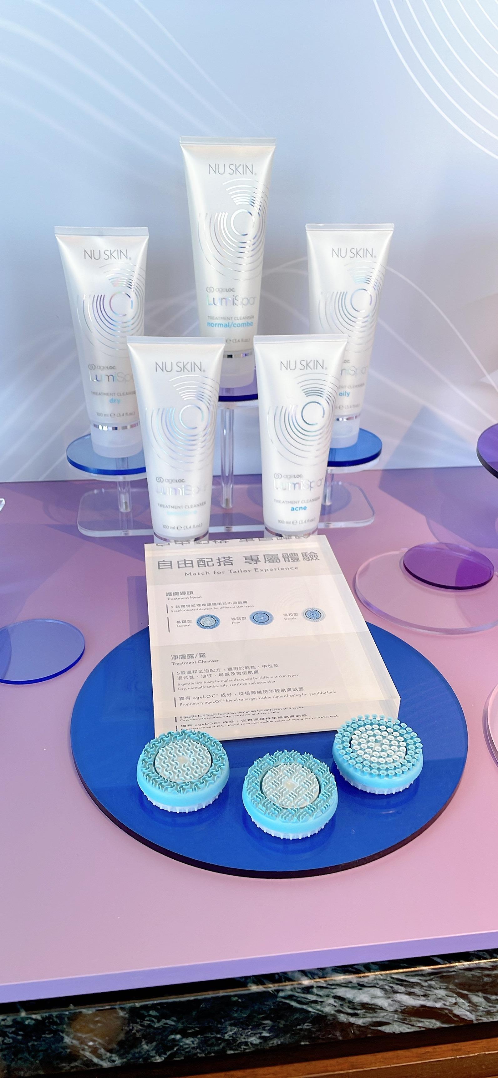 ageLOC LumiSpa iO備有3款導頭及5款淨膚霜/露可配合使用。