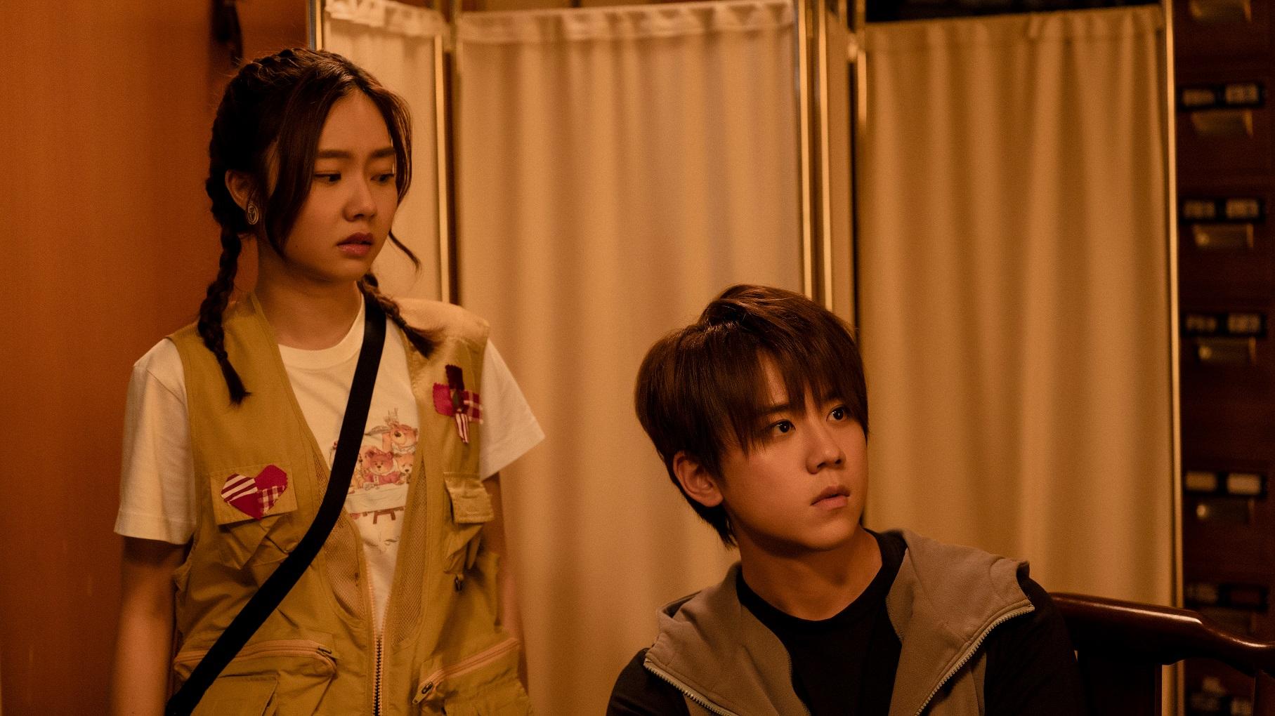 葛綽瑤演的河馬為了阿孝(姜濤飾),為球隊擔任軍醫。(《季前賽劇照》)