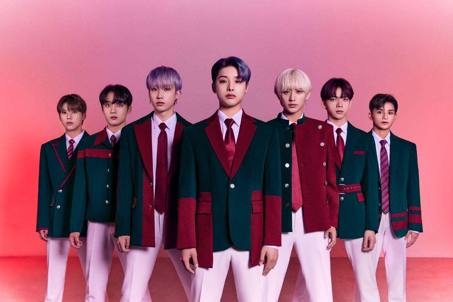 隊長LEX帶領6名新成員以校服風格拍攝官方照片。