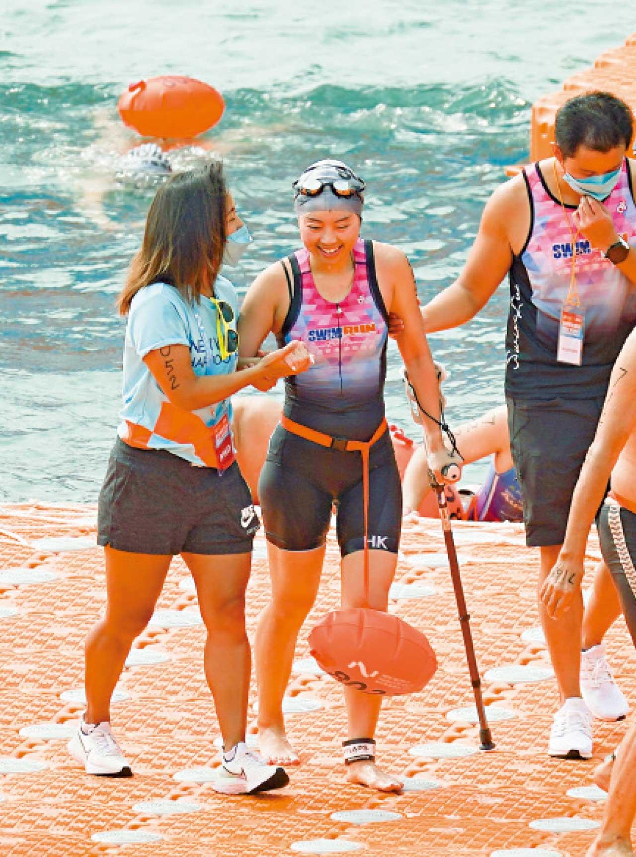 行動不便泳手靠上半身 自由式游畢全程 1203人維港泳 最快僅15分鐘