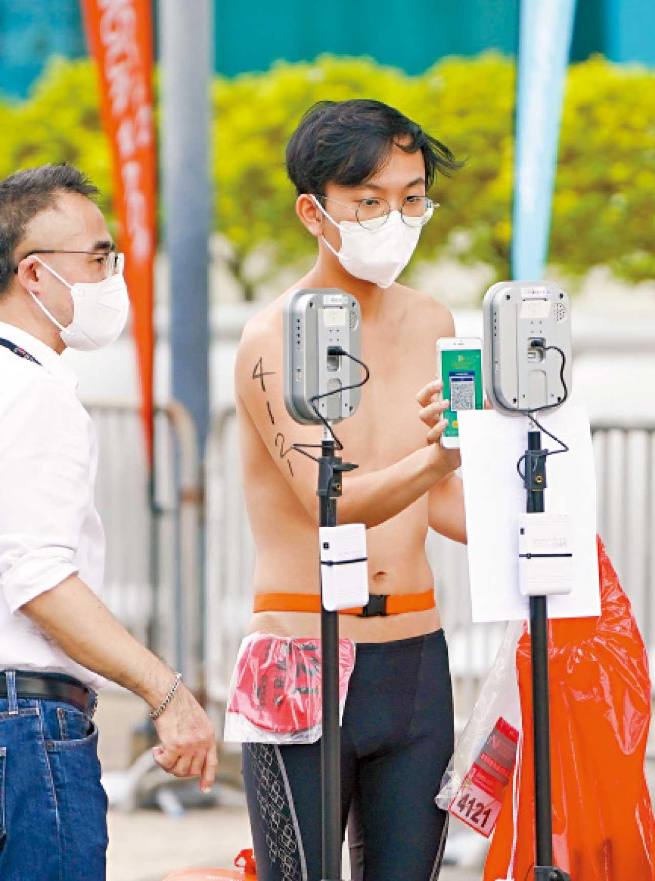 行動不便泳手靠上半身 自由式游畢全程 1203人維港泳 最快僅15分鐘