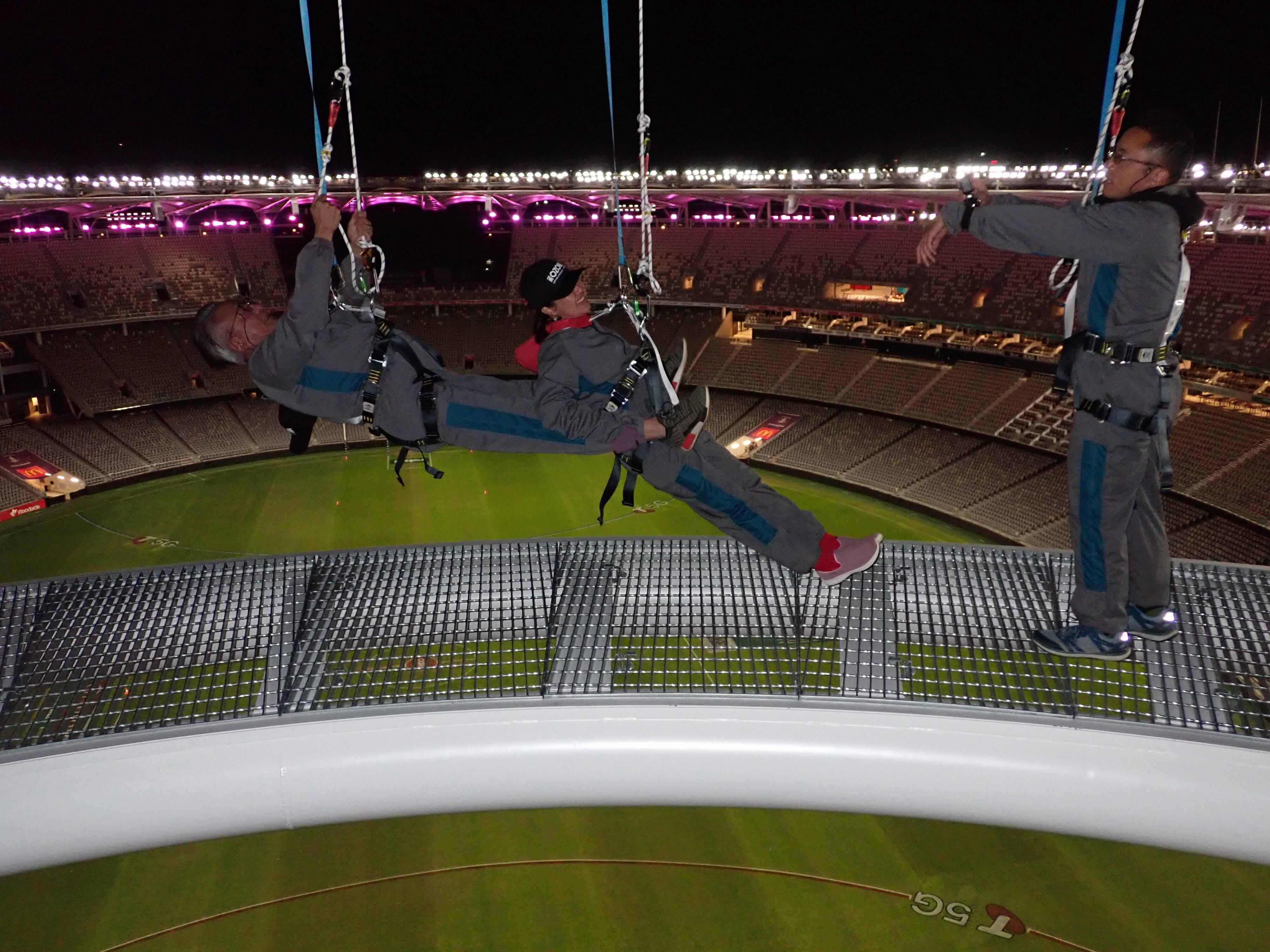 扣在參加者身上鋼索能夠承受一架四驅車重量