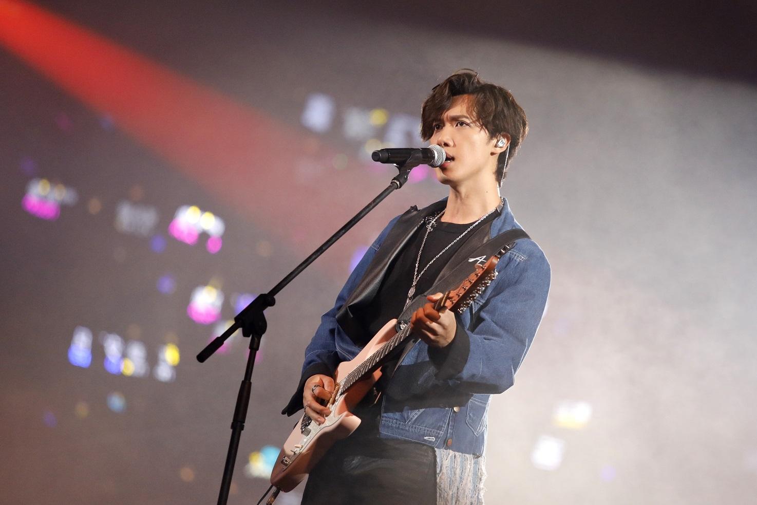 鄭丹瑞自爆舉著Stanley的應援牌,看MIRROR演唱會。