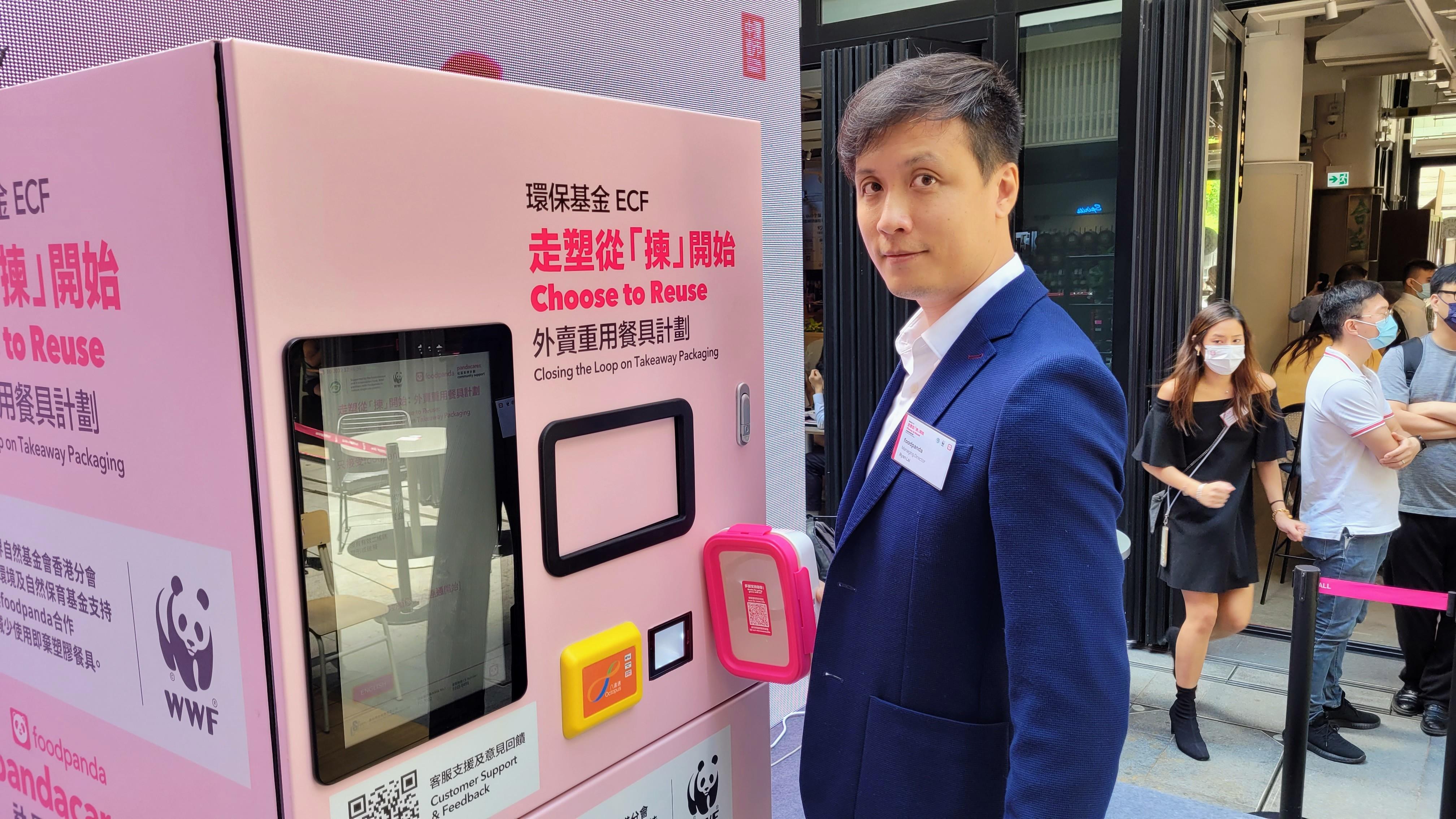 賴偉昕示範回收機的操作,要先掃餐盒上的QR code認證。