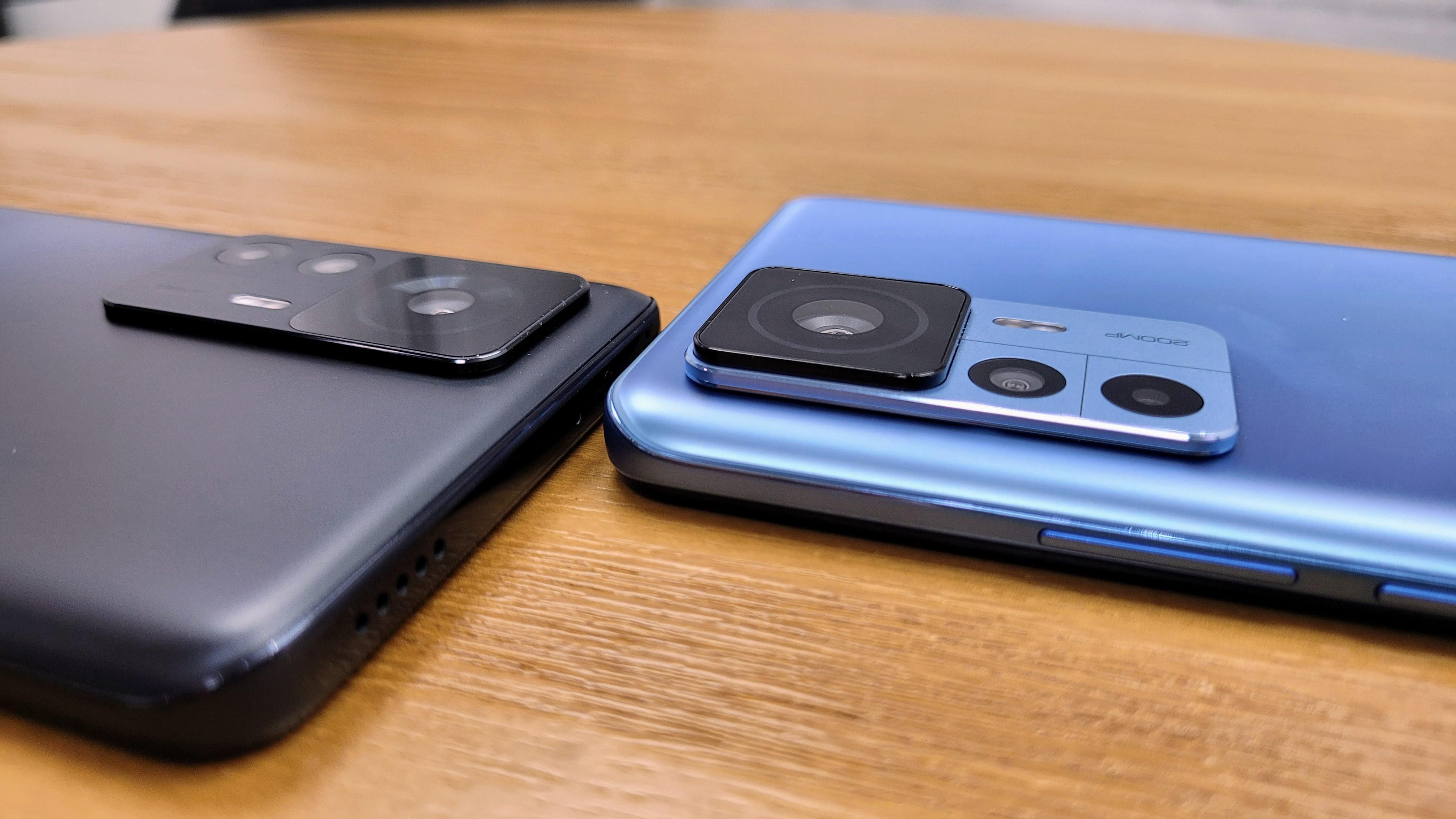 明顯可見12T Pro(右)採用2億像素主鏡,因此後置鏡頭較12T(左)突出。