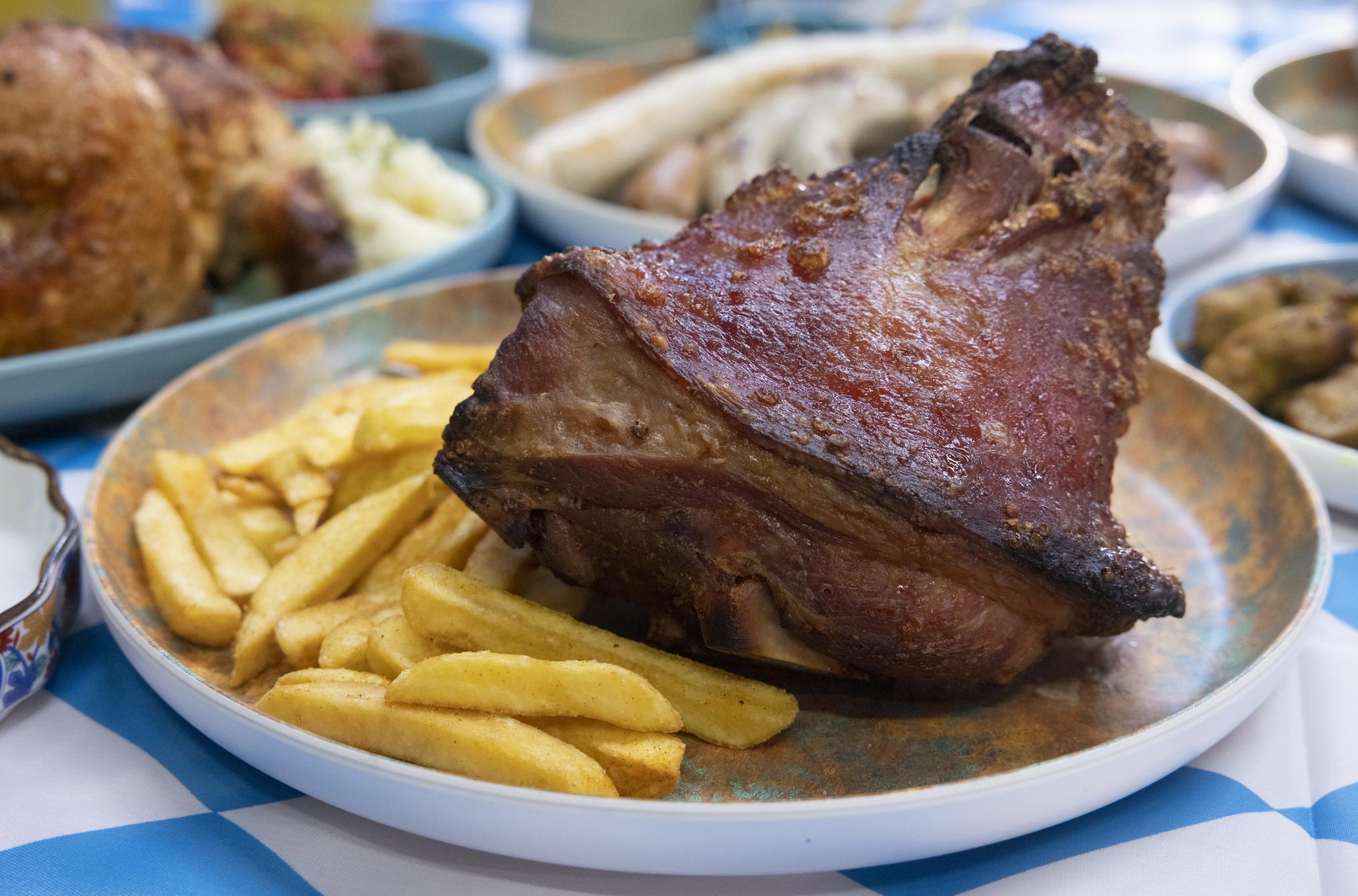 德國脆皮豬手配德國酸菜及 薯條 (HK$198)