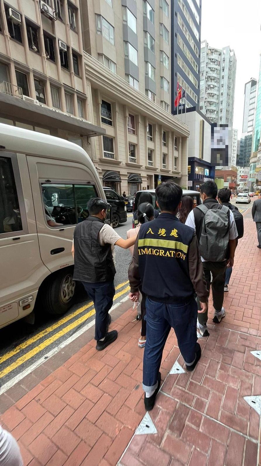 警方入境處聯合掃黃反黑工  共拘16非本地女子