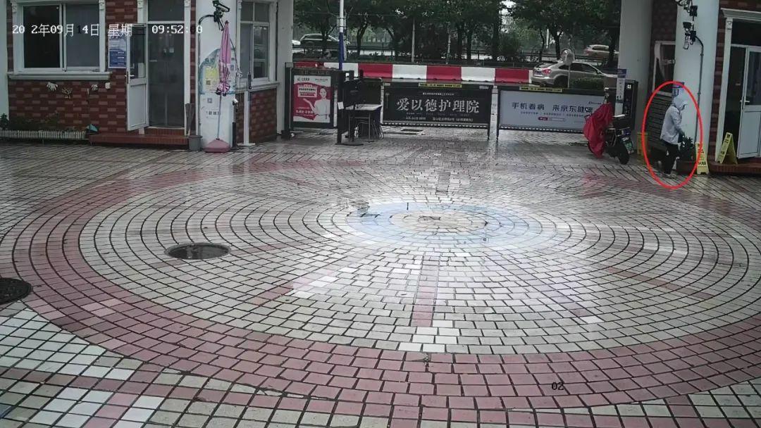 姓胡保母先去做一次核酸檢測。旁邊的電動單車掛著一件雨褸。(互聯網)