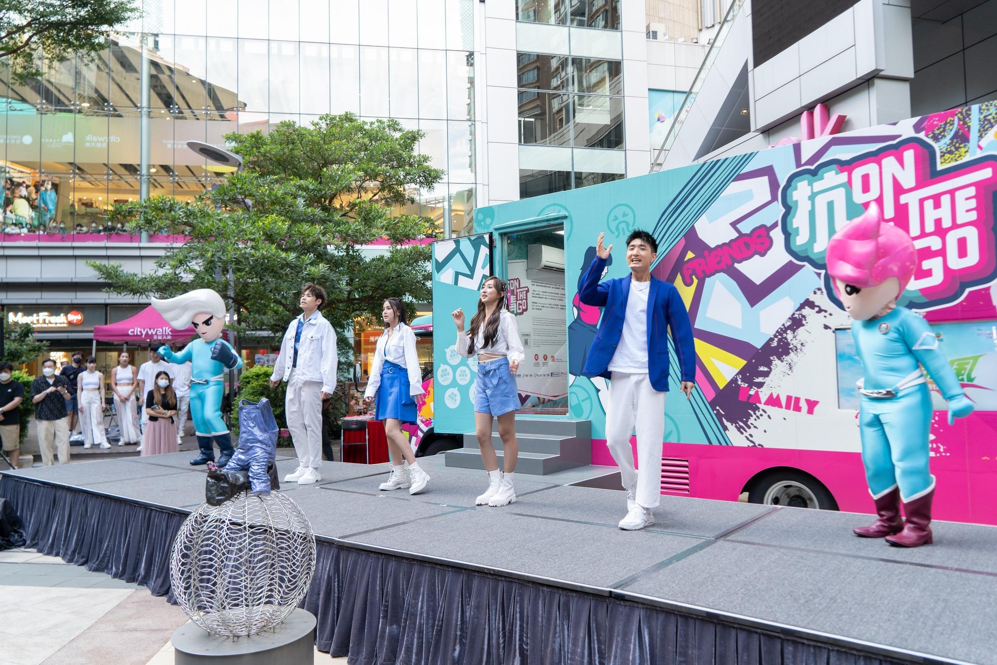 張馳豪跳舞時險些甩褲。