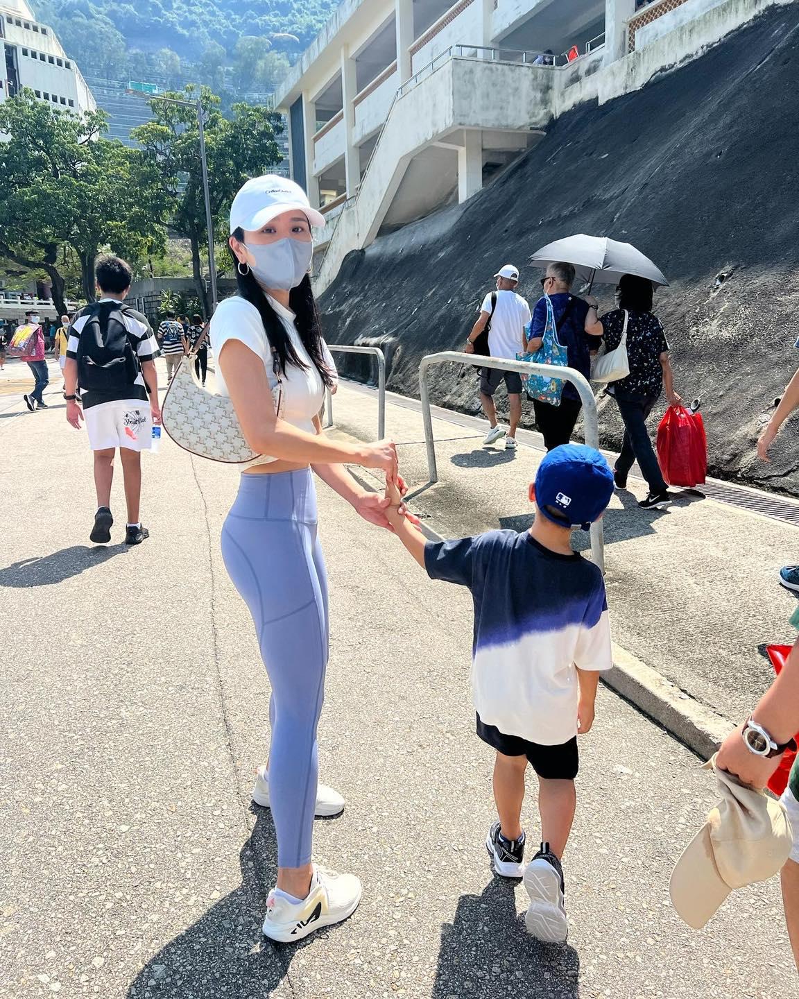 林芊妤穿瑜珈褲拜山。