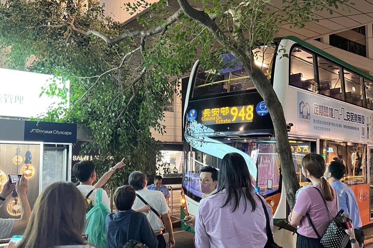 德輔道中有樹向馬路傾側,雙層巴士無法通過。(網民Fanny Yau@FB群組「青衣街坊吹水會」)