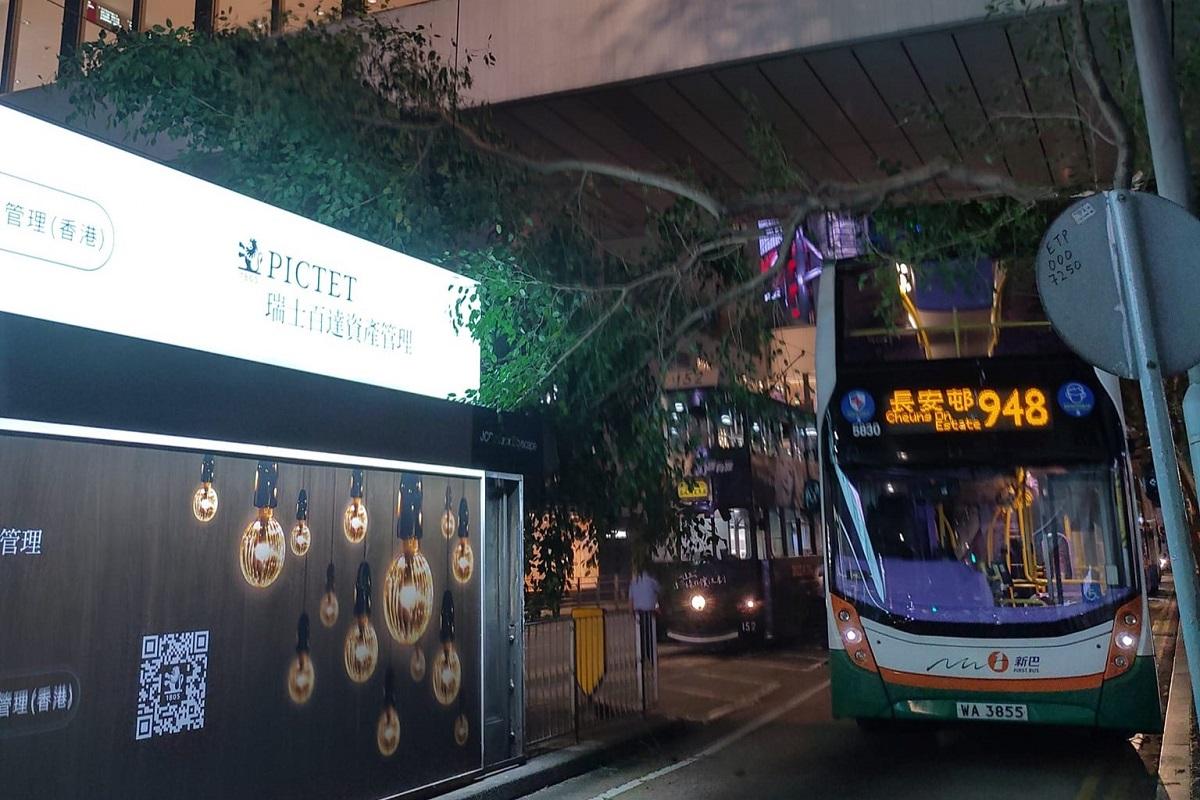 德輔道中有樹向馬路傾側,雙層巴士無法通過。(網民EvoYuen Lui@FB群組「青衣街坊吹水會」)