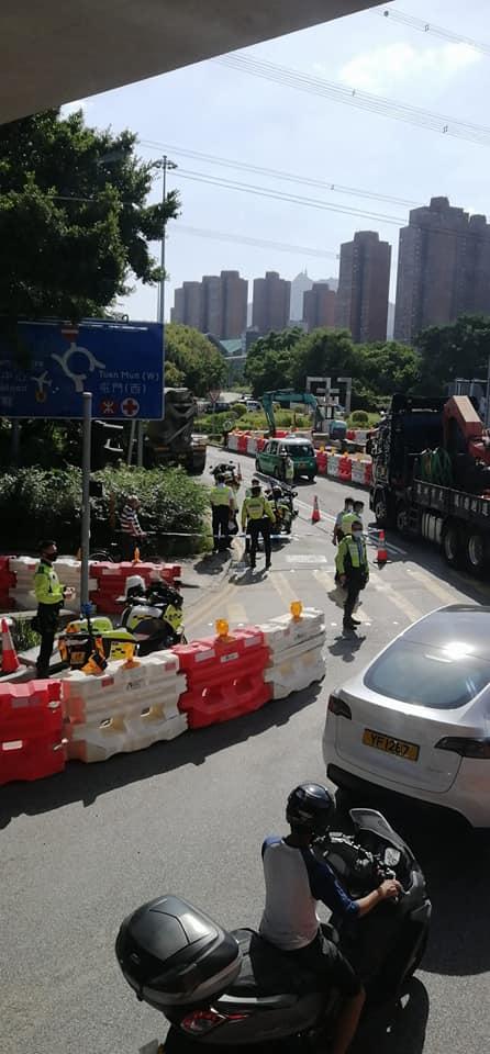 一輛單車被一輛田螺車撞倒捲入車底