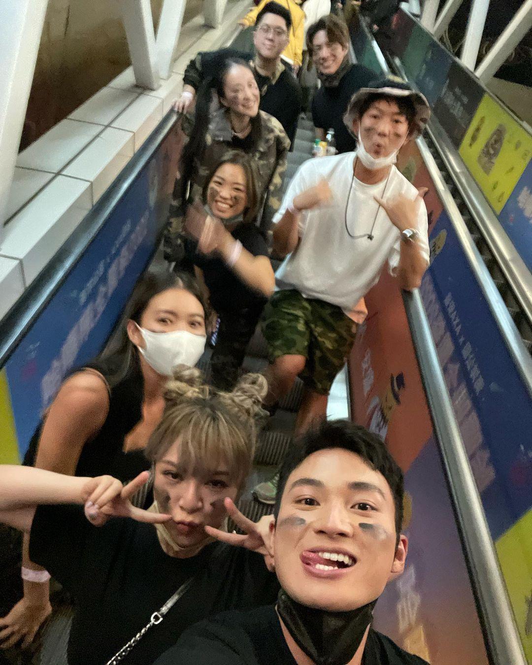 JW與男友不時保持距離。