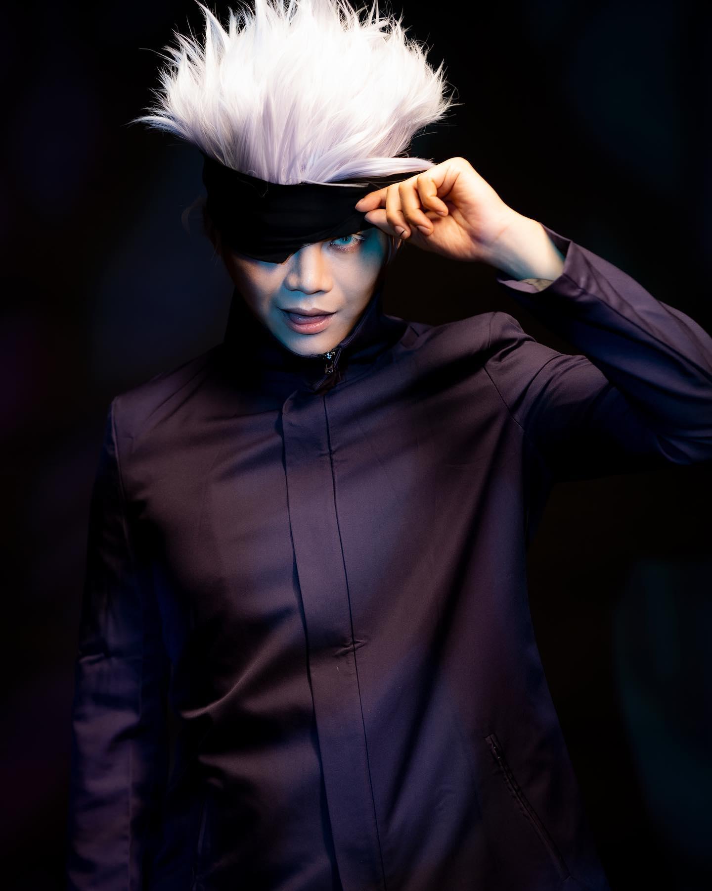 保錡扮《咒術迴戰》的五條悟。