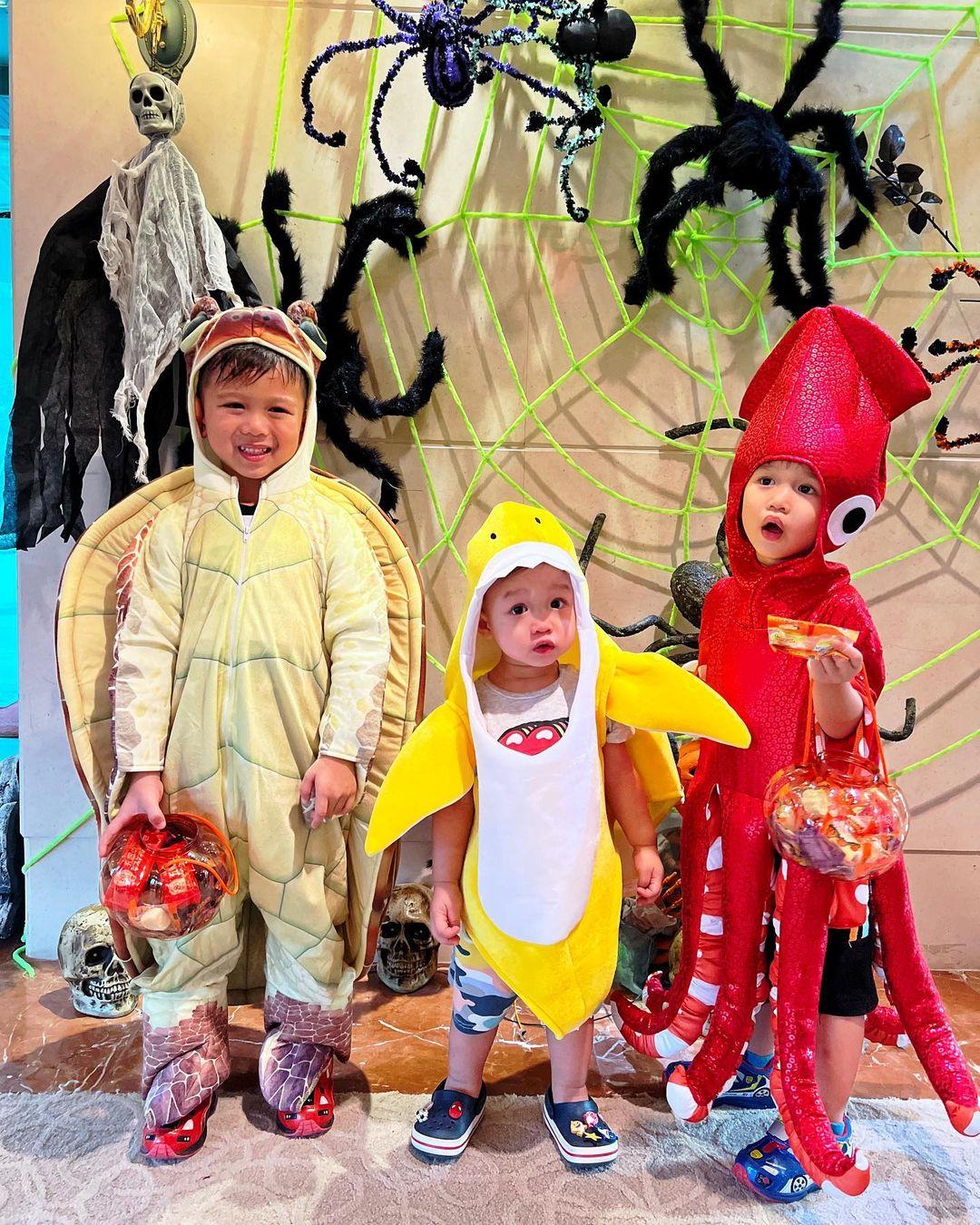 杏兒三個囝囝扮演海洋生物及baby shark。