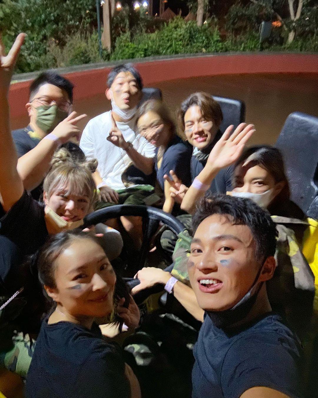 照片內很多一對對。