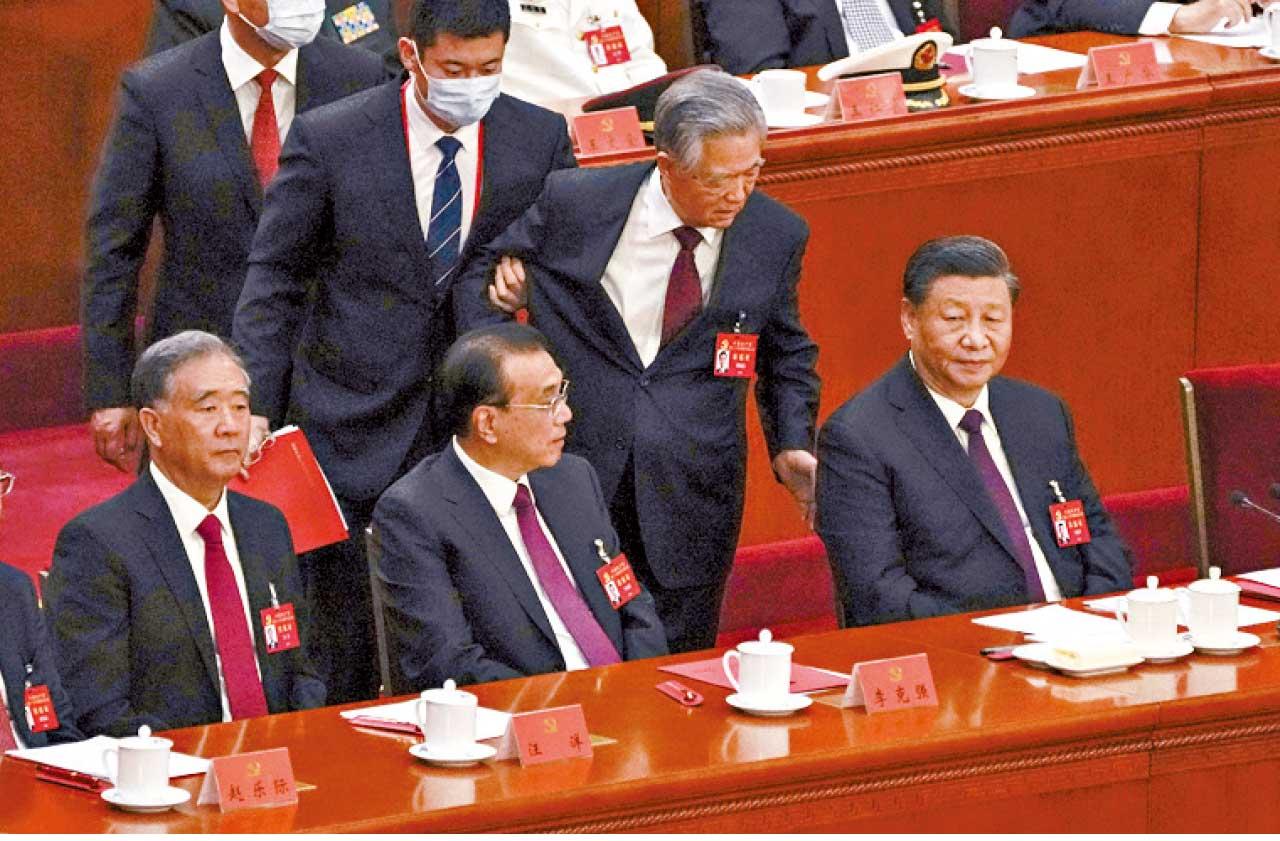 二十大閉幕會胡錦濤離場惹揣測 新華社:身體不適