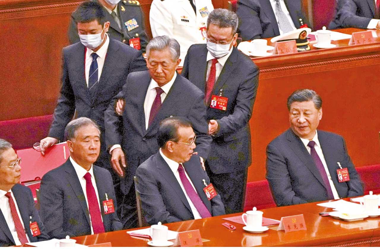 二十大閉幕會胡錦濤離場惹揣測 新華社:身體不適