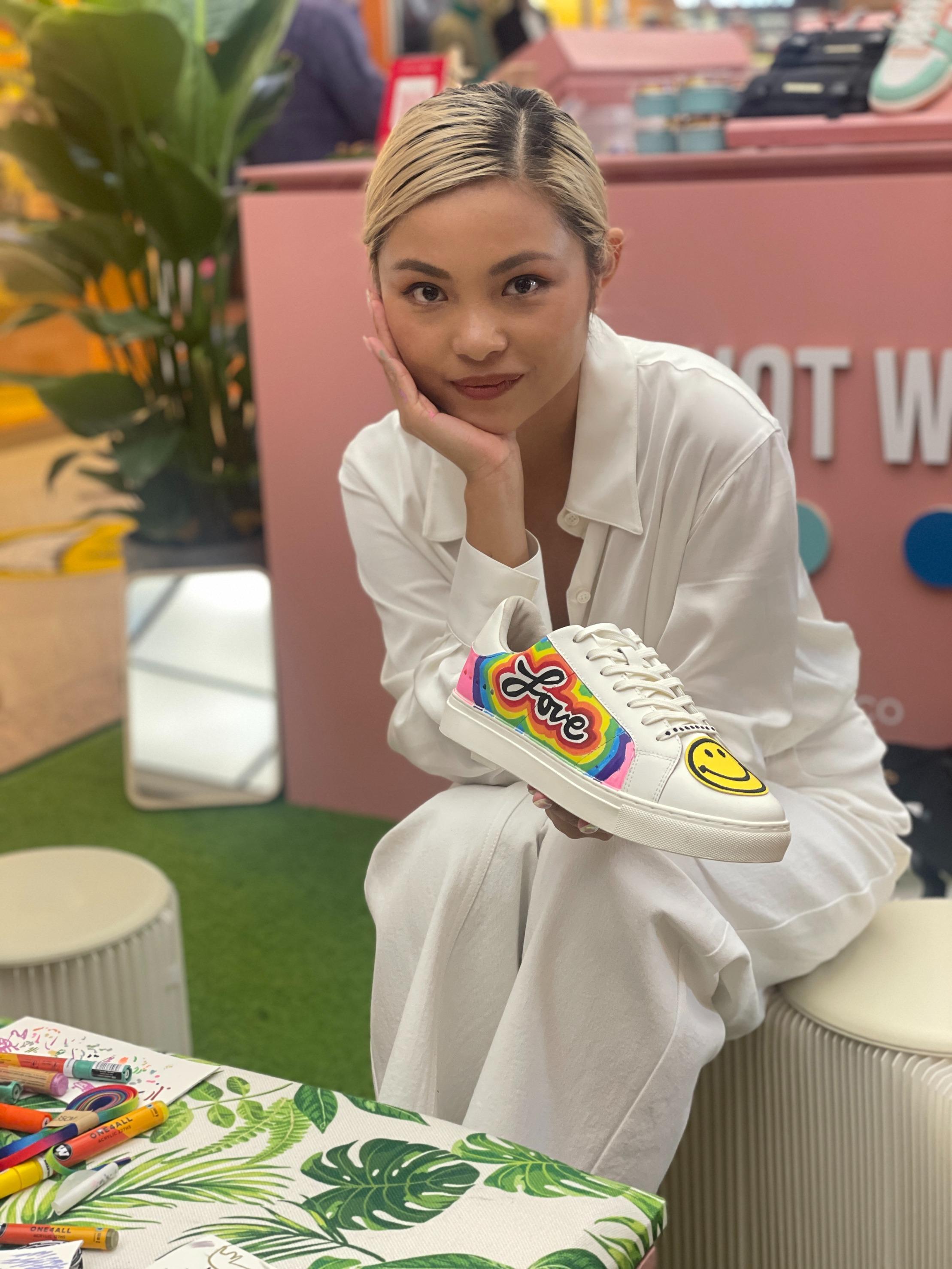 時尚KOL Ceci@No7 於活動體驗個人化KIBO再生悠閒鞋。