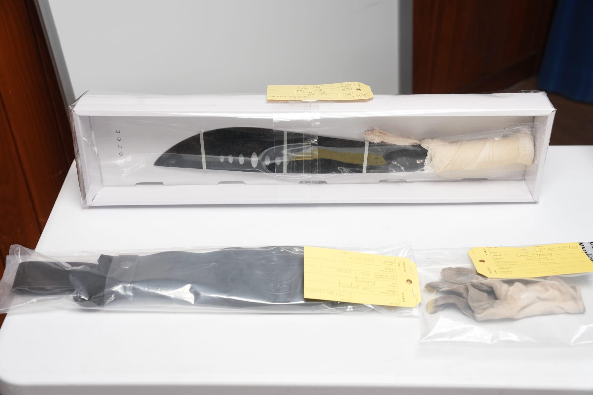 警方展示檢獲的兩把利刀。(陳奕釗攝)