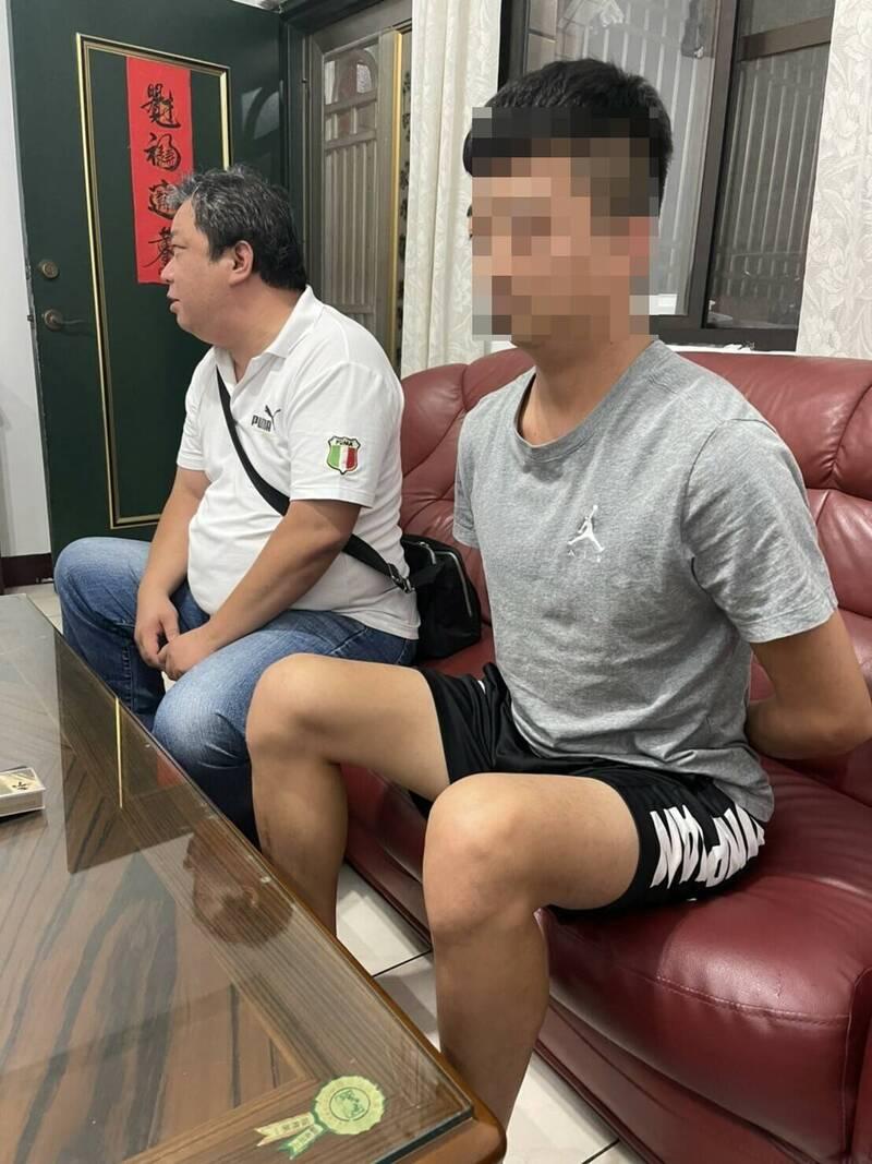 謝男(右)誘騙結拜弟弟去柬埔寨摘器官。(互聯網)