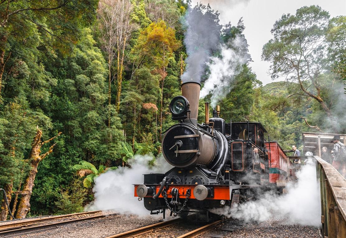 1898年出廠的蒸汽火車保養良好,噴出澎湃蒸汽,當年設計還用上了特殊齒輪和鐵索來上山坡
