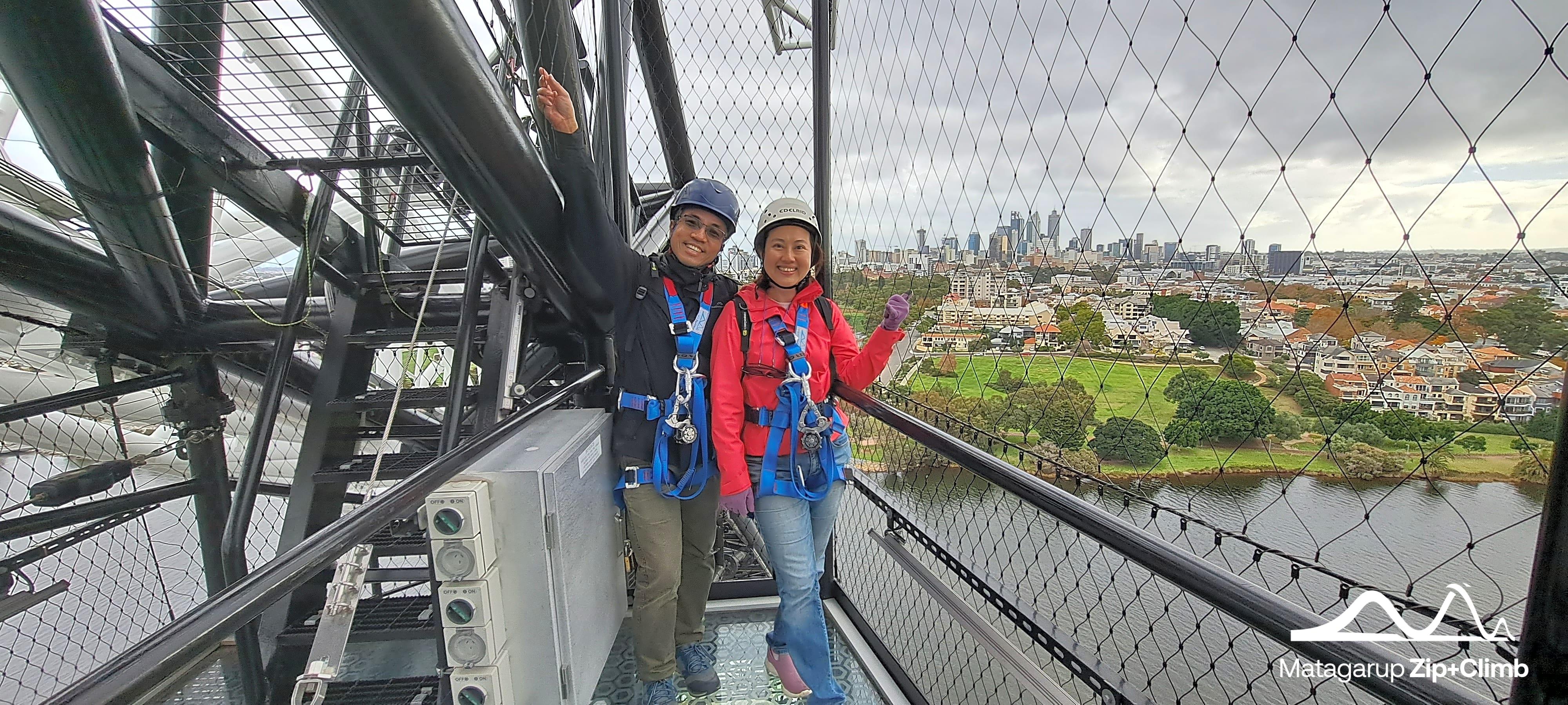遊客行到達離地 72 米 SkyView 大橋觀景平台,休息同時欣賞天鵝河兩岸美景。