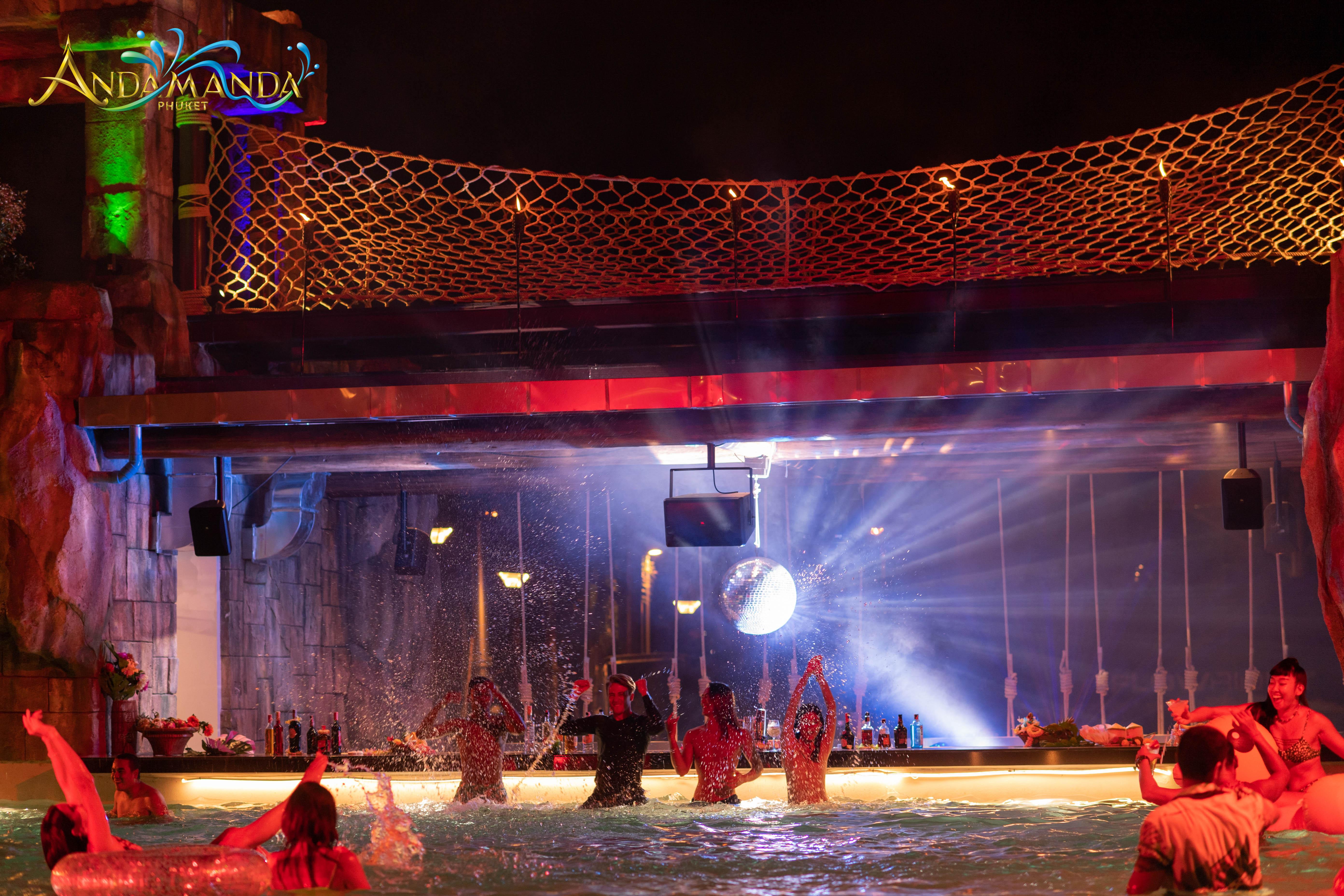 園內更會舉辦水上party!