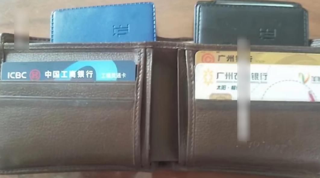 該名陌生人展示周男的銀包。(互聯網)