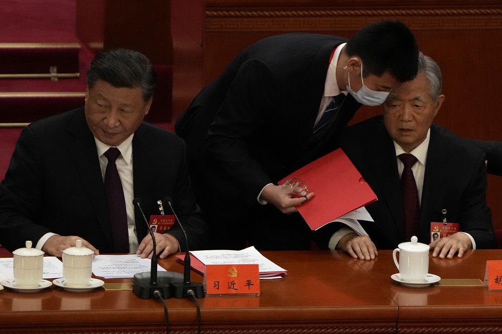 胡錦濤初時不願離開主席台。(美聯社)