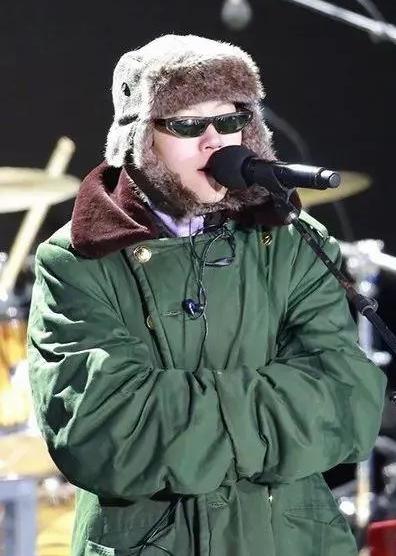 竇靖童亦曾以雷鋒帽、軍大衣裝束上台表演。(互聯網)