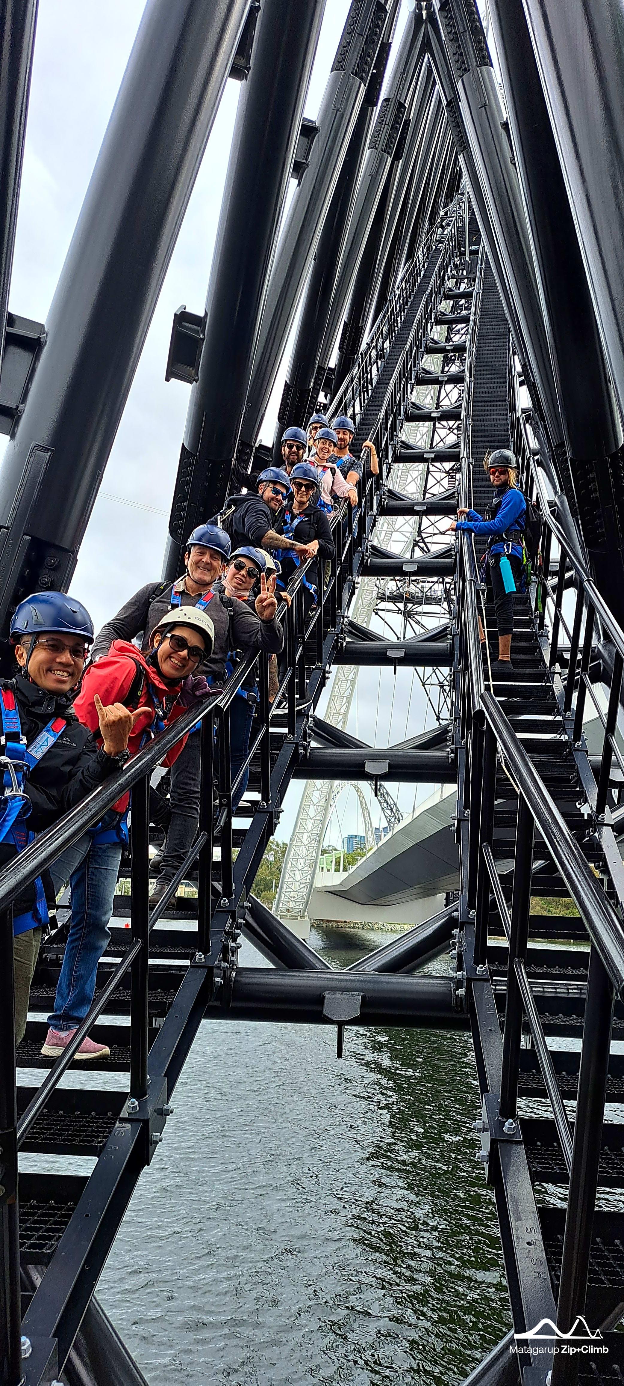 沿住陡峭樓梯一直上,工作人員會為大家拍照留念。