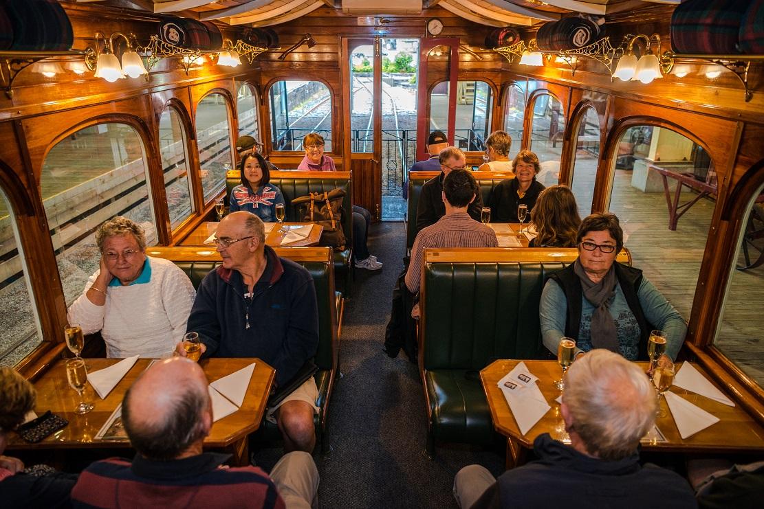 5. 蒸汽火車的車廂裝修典雅華麗,坐位不多,開車後餐卡提供本地美食
