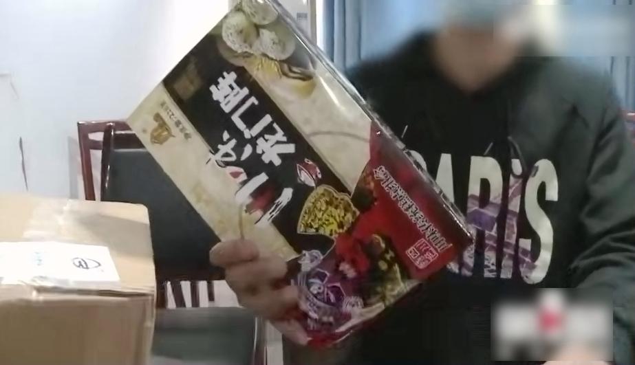 張男第一次收貨,收到一盒零食。(互聯網)