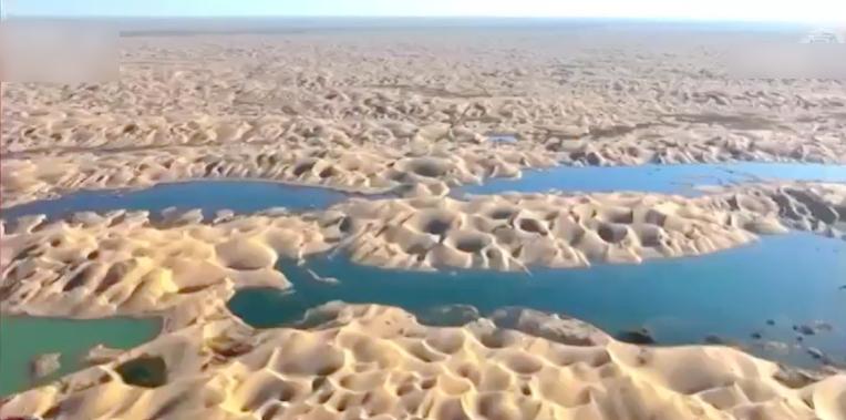 新疆塔克拉瑪干沙漠出現許多湖泊。(央視新聞截圖)