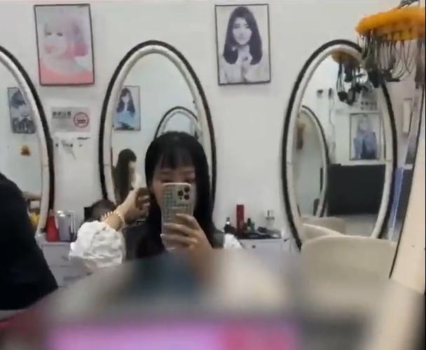 吳女被剪壞的瀏海,遠看好像沒大問題。(互聯網)