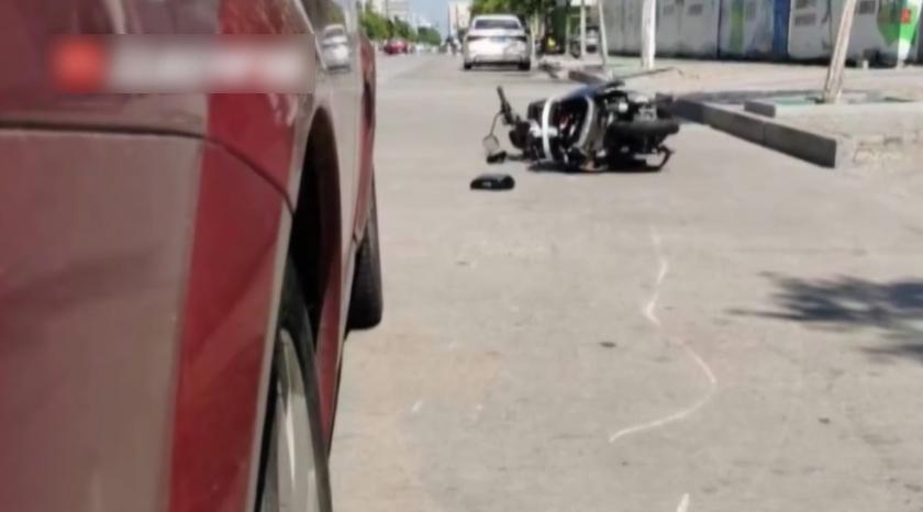 徐男駕車將張男撞倒,地上有電動單車擦地痕跡。(互聯網)