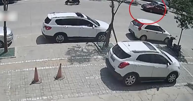 閉路電視拍攝到,徐男駕車(紅圈)追著前面張男的電動單車。(互聯網)