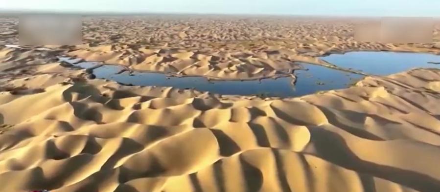 新疆塔克拉瑪干沙漠出現許多湖泊。(央視新聞截圖)