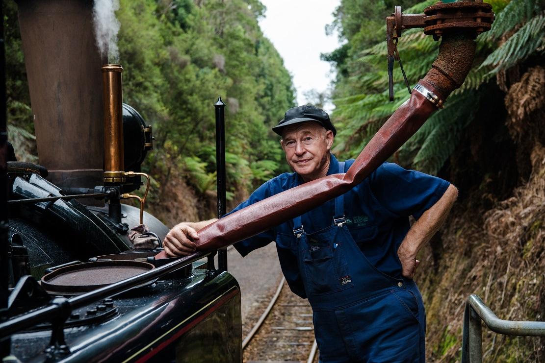 汽車要加油,蒸汽火車除了加碳還要加水