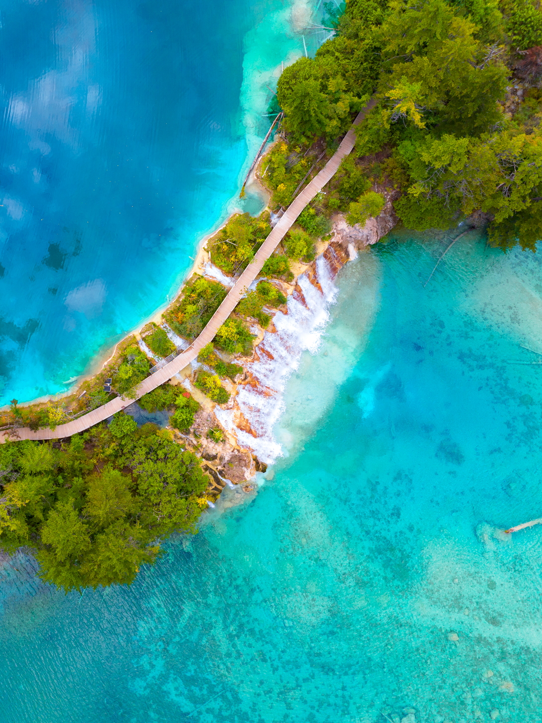 秋天的九寨溝美不勝收,但國慶期間只得211人遊覽。(九寨溝管理局微博)