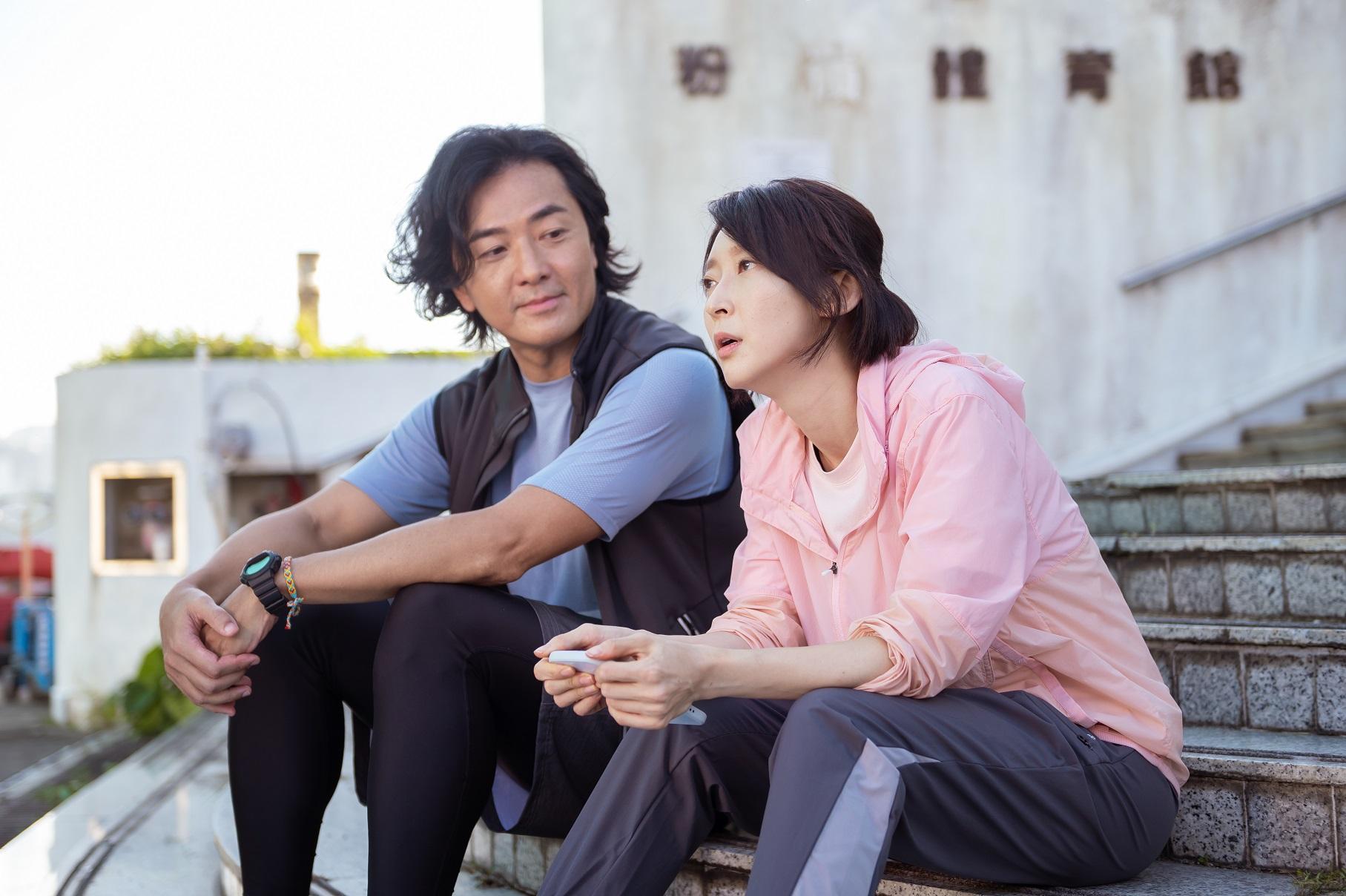 鄭伊健與周家怡在《深宵閃避球》分飾教練和社工。(劇照)