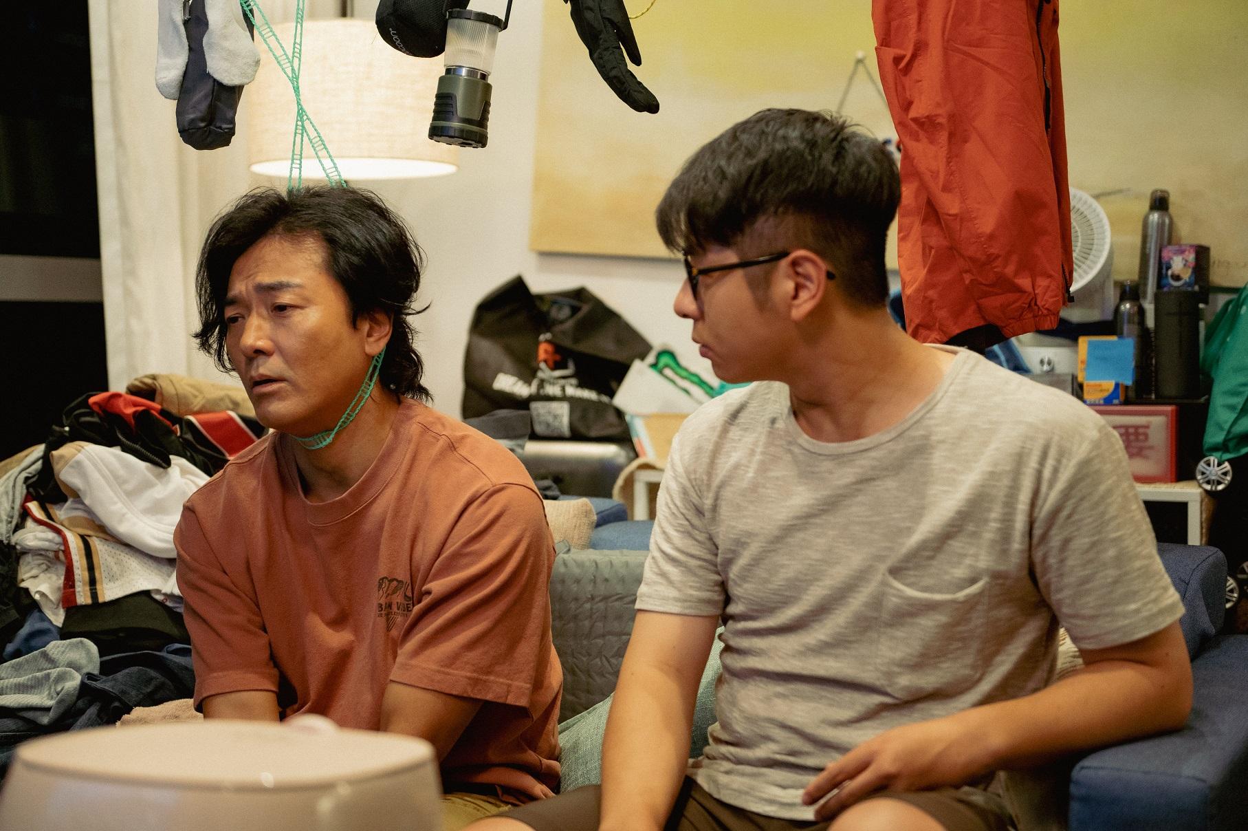 許廷鏗客串演鄭伊健胞弟。(《深宵閃避球》劇照)