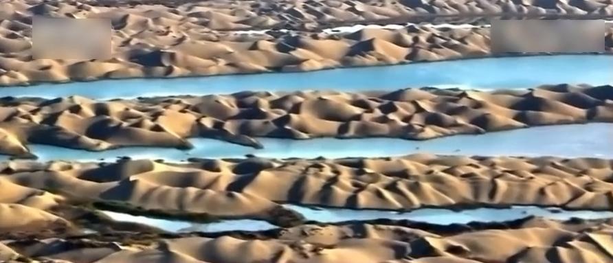 新疆塔克拉瑪干沙漠出現許多湖泊。(央視新聞截圖)