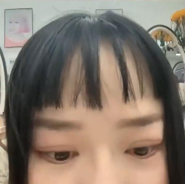 吳女被剪壞的瀏海,近看就問題大了。(互聯網)