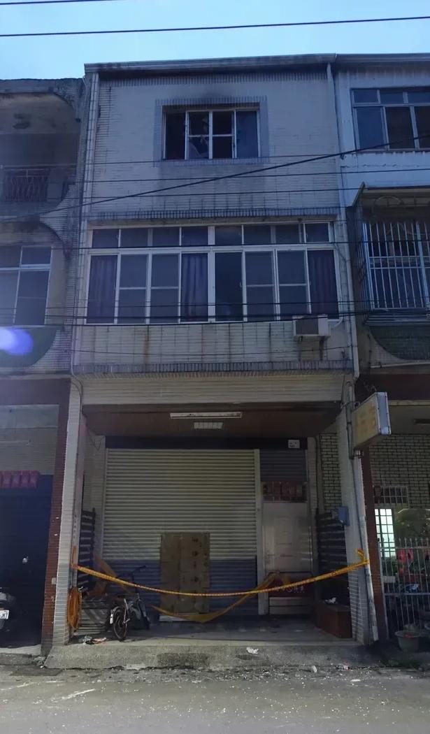 涉事住宅3樓爆炸,玻璃碎片散落馬路。(互聯網)